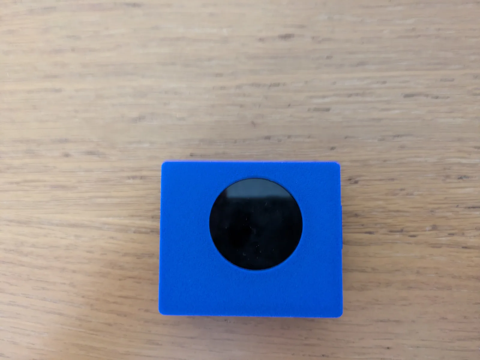 Blue lid and round display, before power-up.