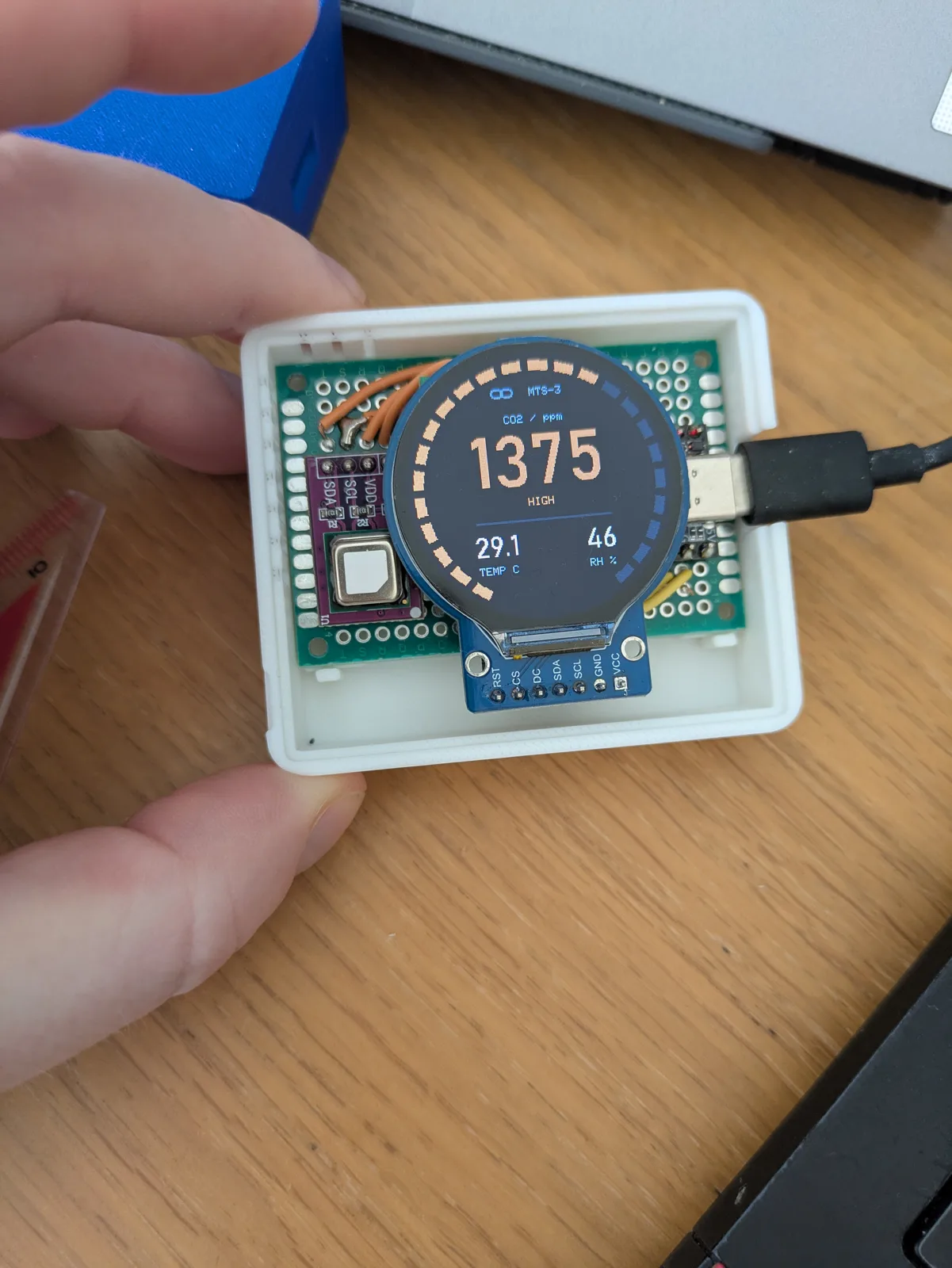 Inside the white enclosure: display, sensors and USB-C.