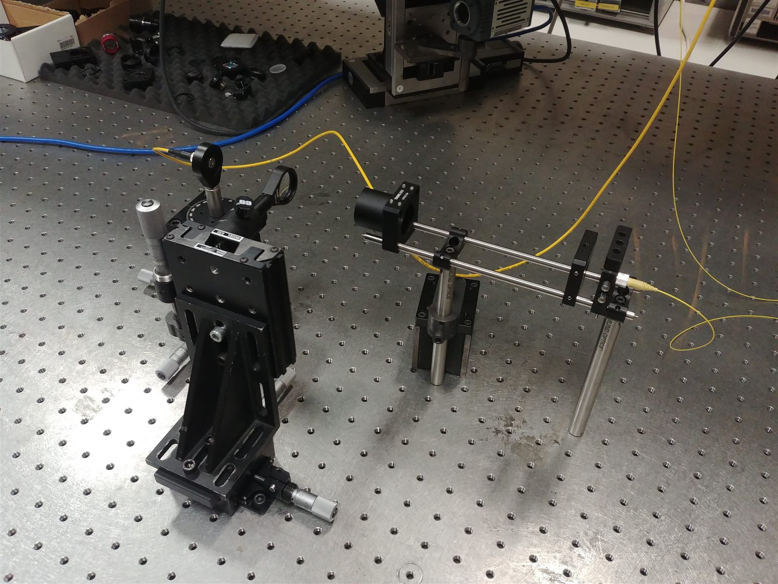 Optical components and fibre cables on an optical bench
